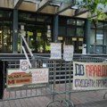 Studenti u blokadi i dalje blokiraju zgradu suda u Novom Sadu
