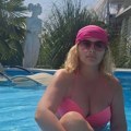 U šestoj deceniji ima telo za medalju: Naša pevačica na bazenu napravila haos: "Šta bih dala da imam takve grudi"