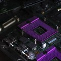 VIDEO: SAD koriste skrivene lokatore da prate ilegalne isporuke AI čipova Nvidije i AMD-a ka Kini