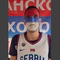 VIDEO Legendarni navijač Srbije stigao u Rigu: Kupio kartu za finale, pa uz pomoć Alekse spremio posebnu akciju