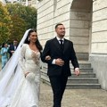 Svadba pevača Uroša Živkovića: Mlada u sirena venčanici, sve se providi kod grudi, a veo do poda: Njegova majka ne skida osmeh…