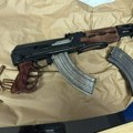 Na Batrovcima zaplenjena automatska puška, uhapšen vozač BMW-a