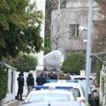 Prve fotografije ispred kuće Zdravka Čolića: Evo šta smo zatekli nakon što je bačena bomba, policija vrši uviđaj