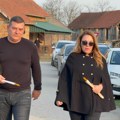 Biljana Sečivanović i njen muž u crnini stigli u Brestač. U ruci nose sveću, a Darko ih dočekao: Bolne scene ispred kuće…