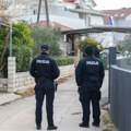 Muškarac (56) u Puli se kretao ulicom noseći sekiru, pa pokušao da napadne policajca hladnim oružjem: zbrinut u bolnicu