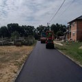Nov asfalt u četiri ulice u Veterniku, pripreme za asfaltiranje u Kaću, radovi na više lokacija u Novom Sadu