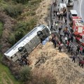 Prevrnuo se autobus u Velsu: Put zatvoren satima, Hitne službe evakuisale putnike VIDEO