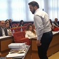 Pogačar u Skupštini Novog Sada bacio materijale ispred Mićina - pauza zbog rasprave odbornika