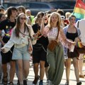 (Foto) Prajd šetnja u Beogradu: Učesnici krenuli ka Vladi Srbije, policija spečila incident kod Skupštine