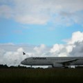 Zapalila se baterija, avion sa 198 putnika prinudno sleteo u Lion