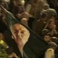 (Video) Incident na skupu Studentske liste u Nišu: Studenti došli sa zastavom s likom Ratka Mladića, okupljeni ih oterali