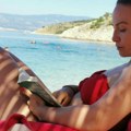 Glumica uživa na jahti sa dasom iz snova Jelena Tomašević blista na moru, a on joj pravi društvo foto