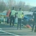 Teška saobraćajka na auto-putu ka Preševu: Jedno vozilo sletelo s puta (video)
