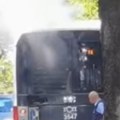 Zapalio se autobus u Zemunu Dim kulja, putnici napuštaju vozilo (VIDEO)