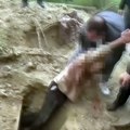 Živ zakopan, pod zemljom bio 4 dana: Policajci istraživali ubistvo žene, a onda čuli jezive zvuke, sve su snimili (video)