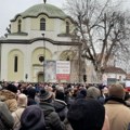 Više hiljada Čačana na protestu “Čačak je ustao“, incidenti ispred prostorija SNS-a