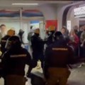 Policija u Novom Sadu upotrebila pendreke protiv SNS aktivista, jer su flašama gađali demonstrante (video)
