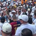 Hrabrost ili ludost? Ušao u dresu Barse među navijače Reala, pa se brzo pokajao! Prvo su ga izviždali, a onda je dobio flašu…