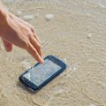 Mobilni telefon vam je upao u vodu - stručnjaci savetuju kako da ga vratite u život