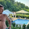 Naš pevač se skinuo, pa pokazao gde se baškari: Napustio Beograd, a fotka sa bazena završila na društvenim mrežama (foto)