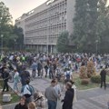 Protest studenata i građana Novog Sada: Treća noć okupljanja, poseta adresi rektora