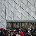 Haos ispred Luvra: Stotine ljudi isped muzeja FOTO