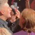 Boki Leksington peva majci u prvim redovima: Emotivna scena na koncertu benda u Sava Centru: "Za Ljiljanu" odjekuje salom…