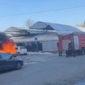 Drama u Šapcu: Zapalio se automobil na pijaci, nadvio se gust crni dim (video)