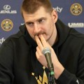 Jokić šokirao sve na konferenciji: Novinari ostali u čudu kada su videli Nikolinu desnu ruku