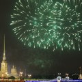 Спектакл на Неви: Свечани ватромет и мостови у бојама руске заставе /видео/