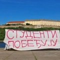 Baner sa jasnom porukom prošetao kroz Novi Sad: Studenti pobeđuju (VIDEO)