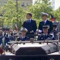 Smotra u ratna vremena: U Parizu tradicionalnom svečanošću kod Trijufalne kapije obeležen Dan pobede u Drugom svetskom ratu