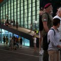 Učesnici blokaderskog skupa popeli se na nadstrešnicu železničke stanice „Beograd centar”