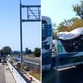 Tragedija za dlaku izbegnuta na Moravskom koridoru: Automobil se zakucao u signalnu prikolicu kod radova