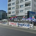 Kragujevčani prijavili uzurpaciju površine: SNS šatori i štandovi na privatnoj parceli već mesec dana