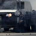 (Foto, video) Zapalili policajca, gori zgrada ministarstva, upotrebljeno i oružje... Totalni haos širom Evrope: Masovni…