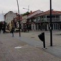 (Foto) Neko je ostavio otvoren šaht nasred staze za slepe u Aleksincu! Saša upao u rupu, hitno prebačen u bolnicu