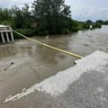 Otkako je voda odnela most u Adranima, preko mosta u Mrčajevcima prešlo stotine vozila: Izbegnuta tragedija
