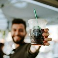 Zašto vam barista u Starbucks-u gotovo uvek napiše pogrešno ime na šolji?