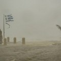 Nevreme napravilo haos na Rodosu: Ljudi zarobljeni u vozilima, tornado čupao grane, tukao i grad