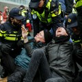 Klimatski aktivisti blokirali auto-put u Holandiji, policija ih uhapsila i zaplenila im automobile