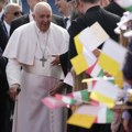 Papa nema nameru da podnese ostavku Uverava da je dobrog zdravlja