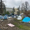 (FOTO/VIDEO) Iseljen Pionirski park u kome su boravili „Studenti 2.0“ i statisti – smeće razbacano po travi