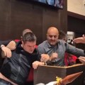 VIDEO Haos u Skupštini Kraljeva: Fizički obračun za govornicom, obezbeđenje napalo odbornike i branilo opoziciji da uđe u…