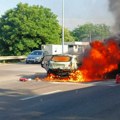 Buktinja nasred puta, vatra "guta" automobil Jezive scene u Malom Požarevcu: Stvaraju se saobraćajne gužve (foto, video)