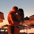 Zgrabio je oko struka, a ona u u kupaćem i mokrom kosom: Mirko Šijan sa ženom uživa na plaži, romantičan kadar kao iz filma…