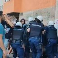 Blokada novosadskog suda: Policija izgurala građane sa sporednog ulaza
