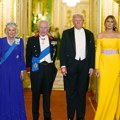 (Foto) šta je to na Trampovoj: Ruci?! Predsednik Amerike stoji pored Melanije, a svi gledaju u ovo: Ponovo kruže glasine o…