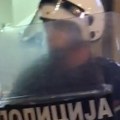 Demonstranti ispred prostorija SNS u Čačku: Prisutna policija