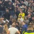 Životna drama u areni: Navijaču pozlilo na tribinama!